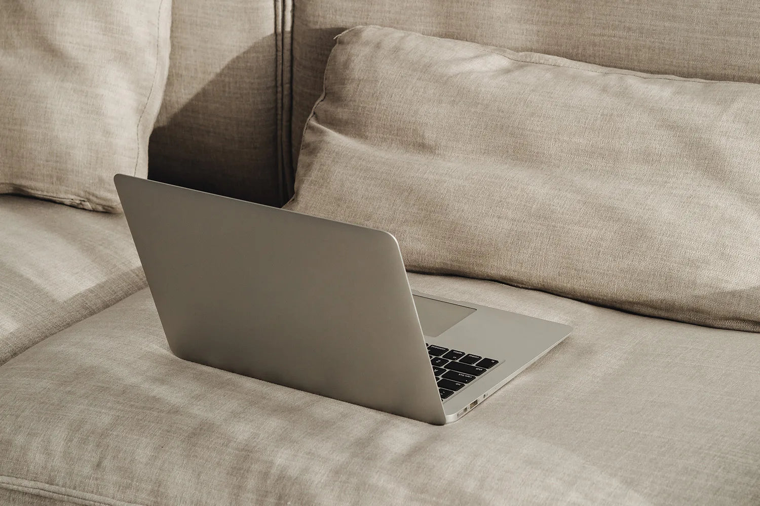 Laptop na sofie