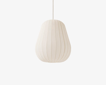 Biała lampa wisząca z szerokim pękatym kloszem.