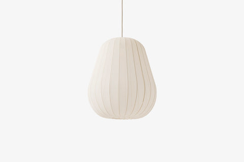 Biała lampa wisząca z szerokim pękatym kloszem.