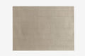 Beżowo-szary kwadratowy dywan z dyskretnym podziałem na pola.