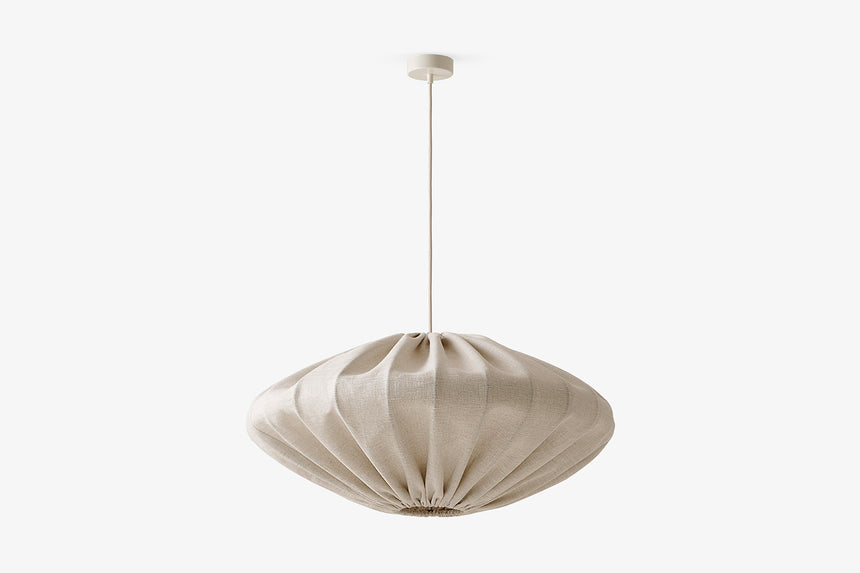 Beżowa lampa wisząca z owalnym plisowanym kloszem.