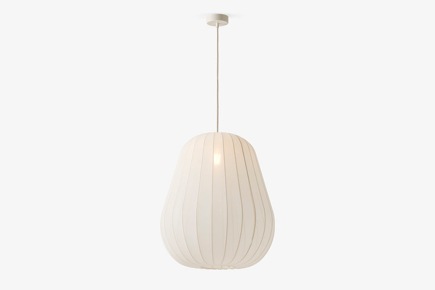Biała lampa wisząca z owalnym żebrowanym kloszem.