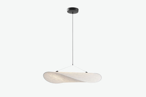 Lampa wisząca z owalnym jasnym kloszem, czarną podsufitką i pionowym przewodem.