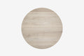 Okrągły jasny blat widziany dokładnie z góry.
