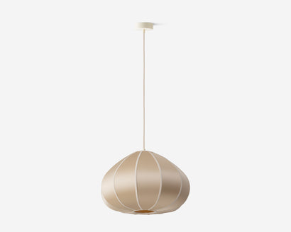 Jasnobeżowa lampa wisząca z żebrowanym kloszem na długim przewodzie.