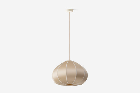 Jasnobeżowa lampa wisząca z żebrowanym kloszem na długim przewodzie.