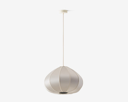 Beżowa lampa wisząca z segmentowym owalnym kloszem na przewodzie.