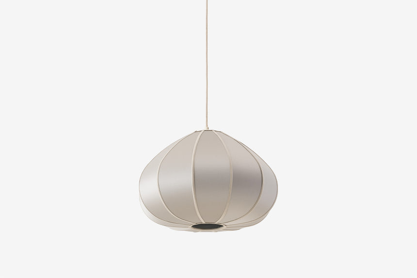 Beżowa lampa wisząca z zaokrąglonym kloszem z pionowymi przeszyciami.