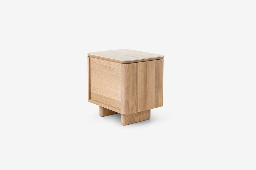 Drewniana szafka z boku z blatem i nóżkami