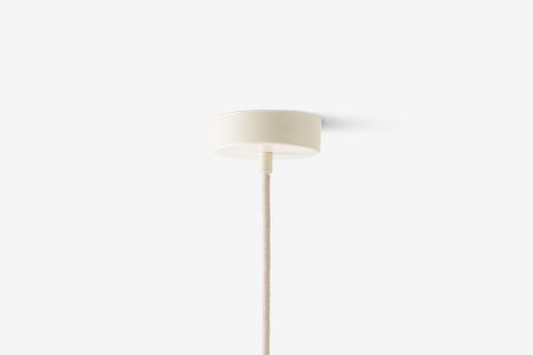 Biała podsufitka lampy wiszącej z jasnym przewodem.