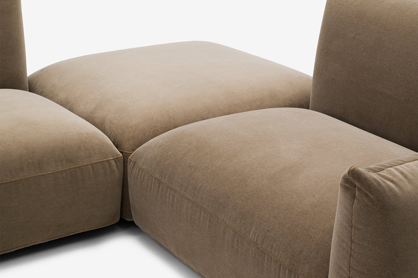 08-sofy-pozostale-2026-08-28-item-650b1c4f83ce-pillove210302cm_cassi11_prawy.jpg