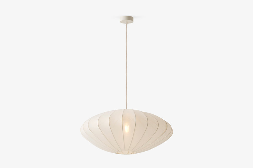 Lampa wisząca z jasnym półkulistym abażurem na długim przewodzie.