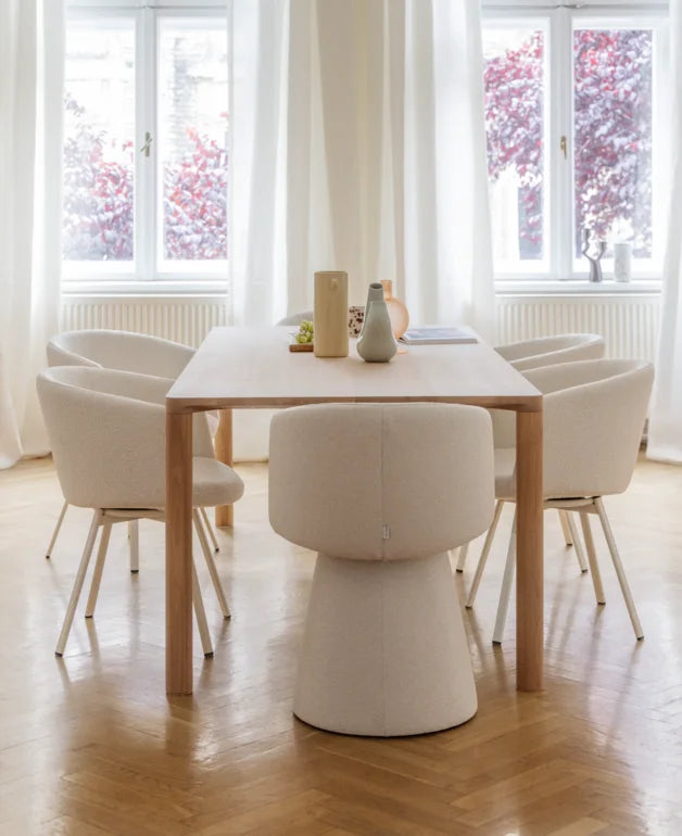 Jadalnia IWC HOME ze stołem i tapicerowanymi krzesłami